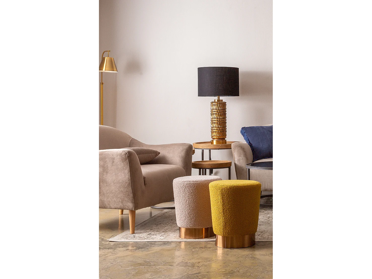 Reposapiés de algodón bouclé en color ocre de 35x35x43cm