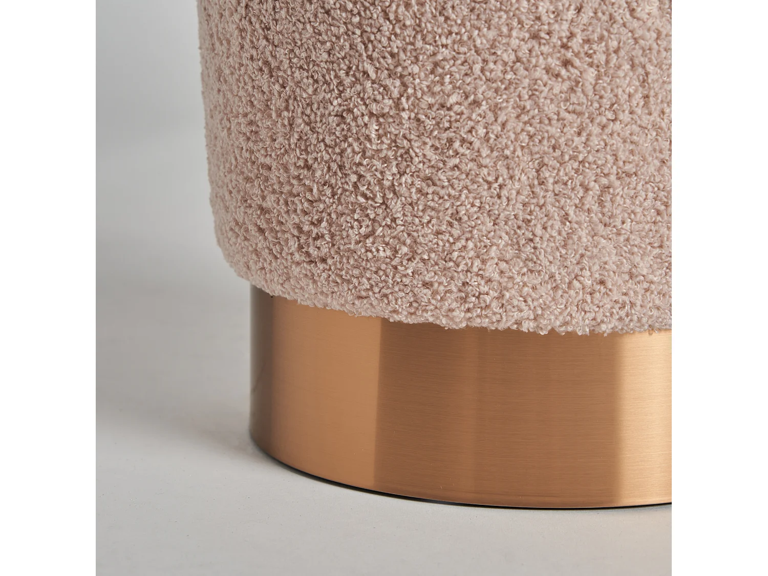 Reposapiés de algodón bouclé en color ocre de 35x35x43cm