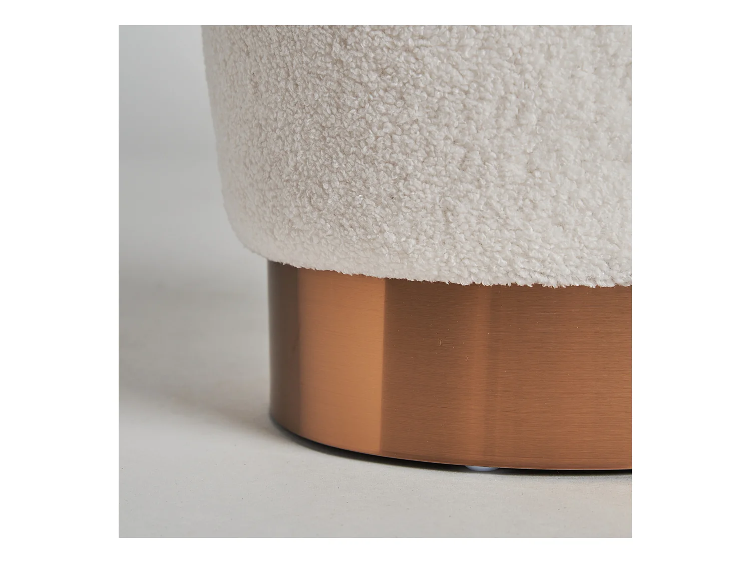 Reposapiés de algodón bouclé en color blanco de 35x35x43cm