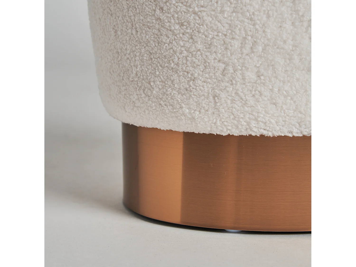 Reposapiés de algodón bouclé en color blanco de 35x35x43cm