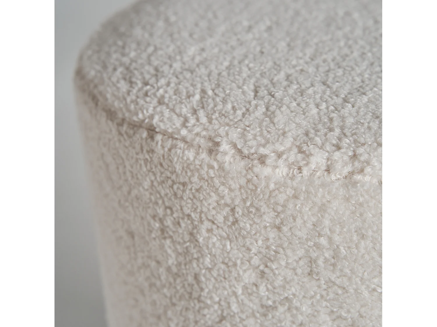 Reposapiés de algodón bouclé en color blanco de 35x35x43cm