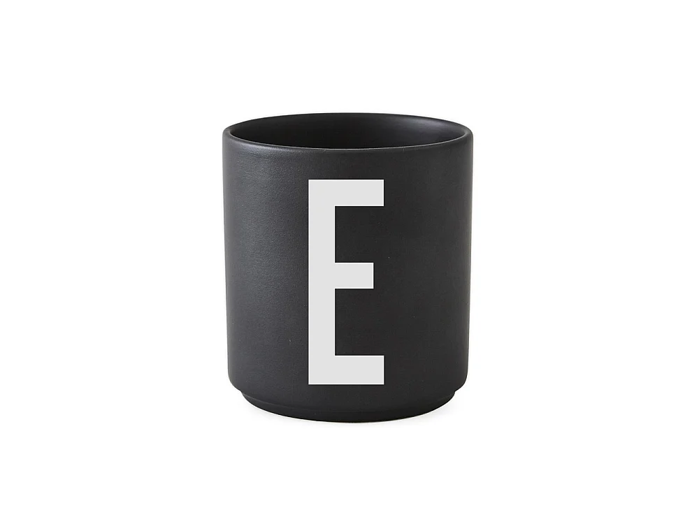 Tasse noire Design Letters Noir E Design Letters