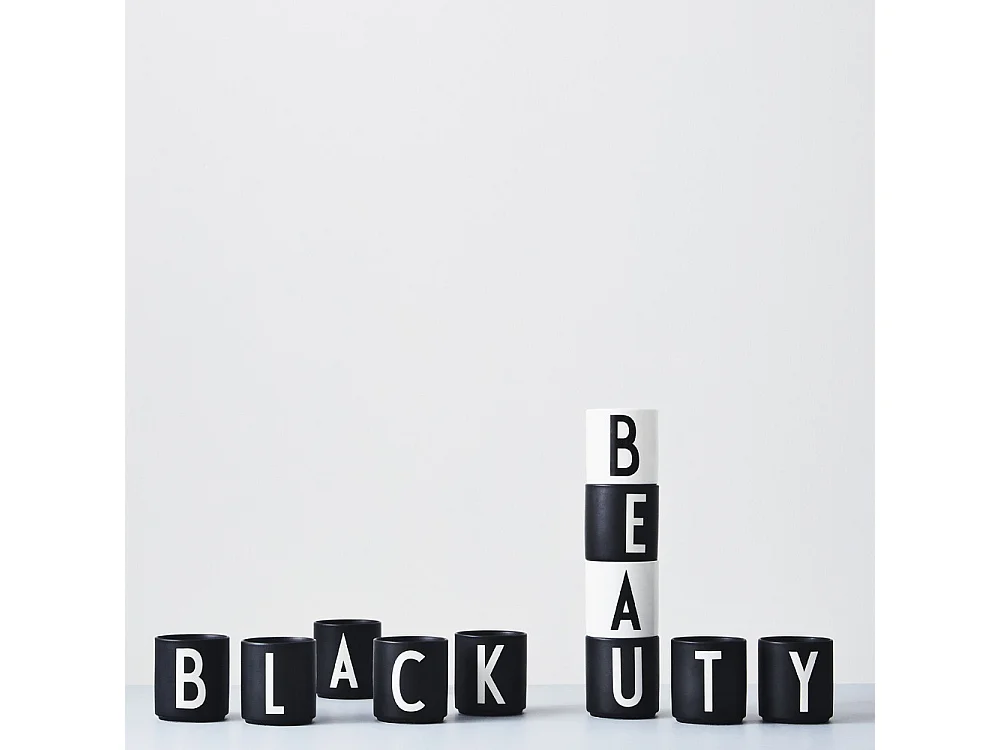 Tasse noire Design Letters Noir X Design Letters