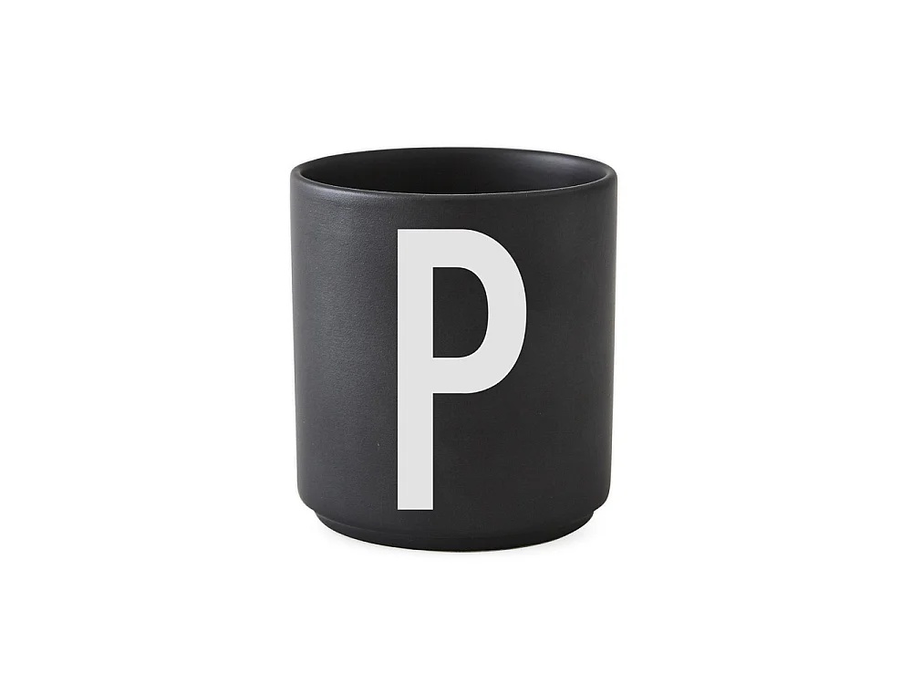 Tasse noire Design Letters Noir P Design Letters