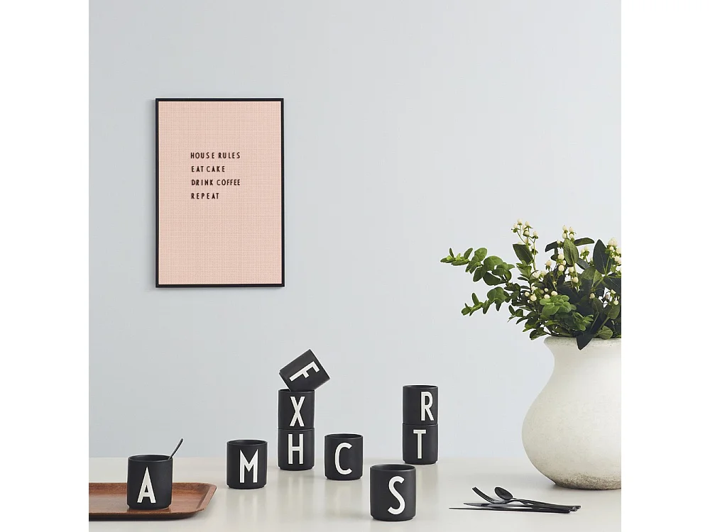 Tasse noire Design Letters Noir Y Design Letters
