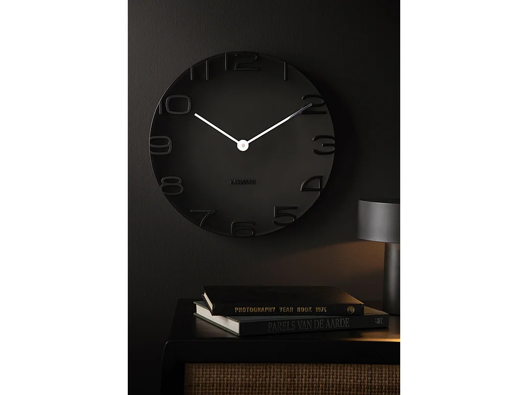 Moderne Uhr mit verchromten Zeigern On the Edge