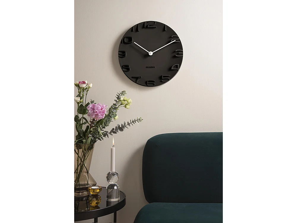Moderne Uhr mit verchromten Zeigern On the Edge