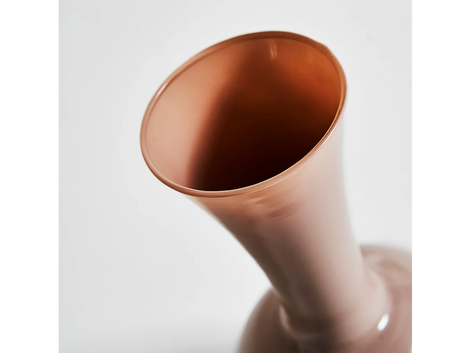 Florero de vidrio en color topo de 16x16x31cm