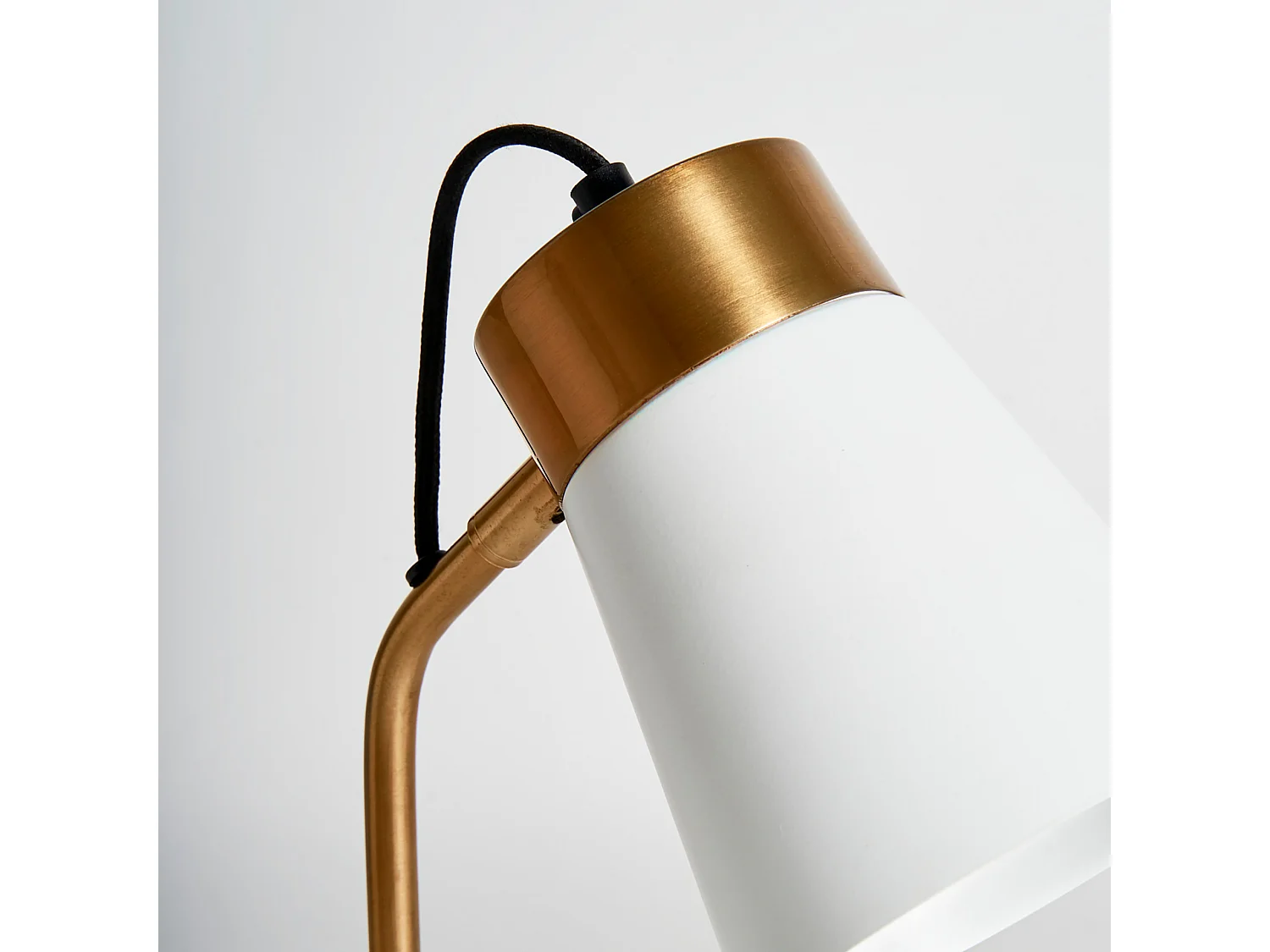 Lampe de salon en fer blanc