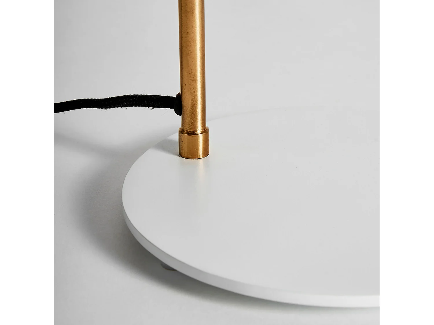 Lampe de salon en fer blanc