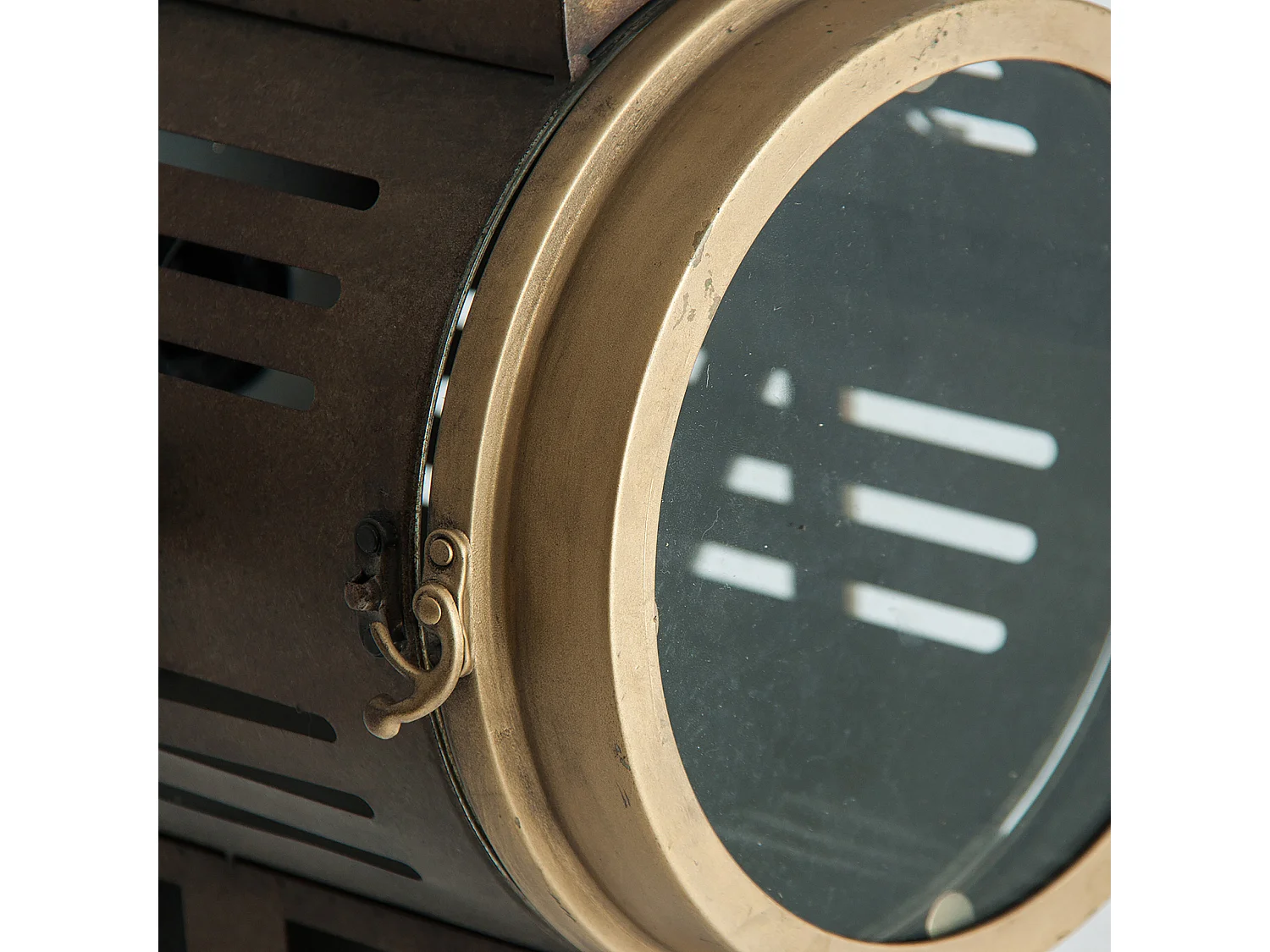 Lampe de salon en fer doré