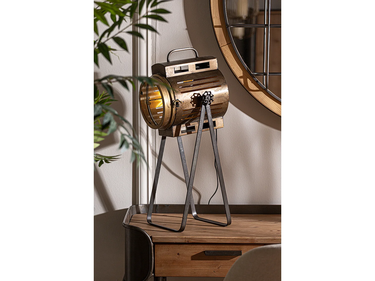 Lampe de salon en fer doré