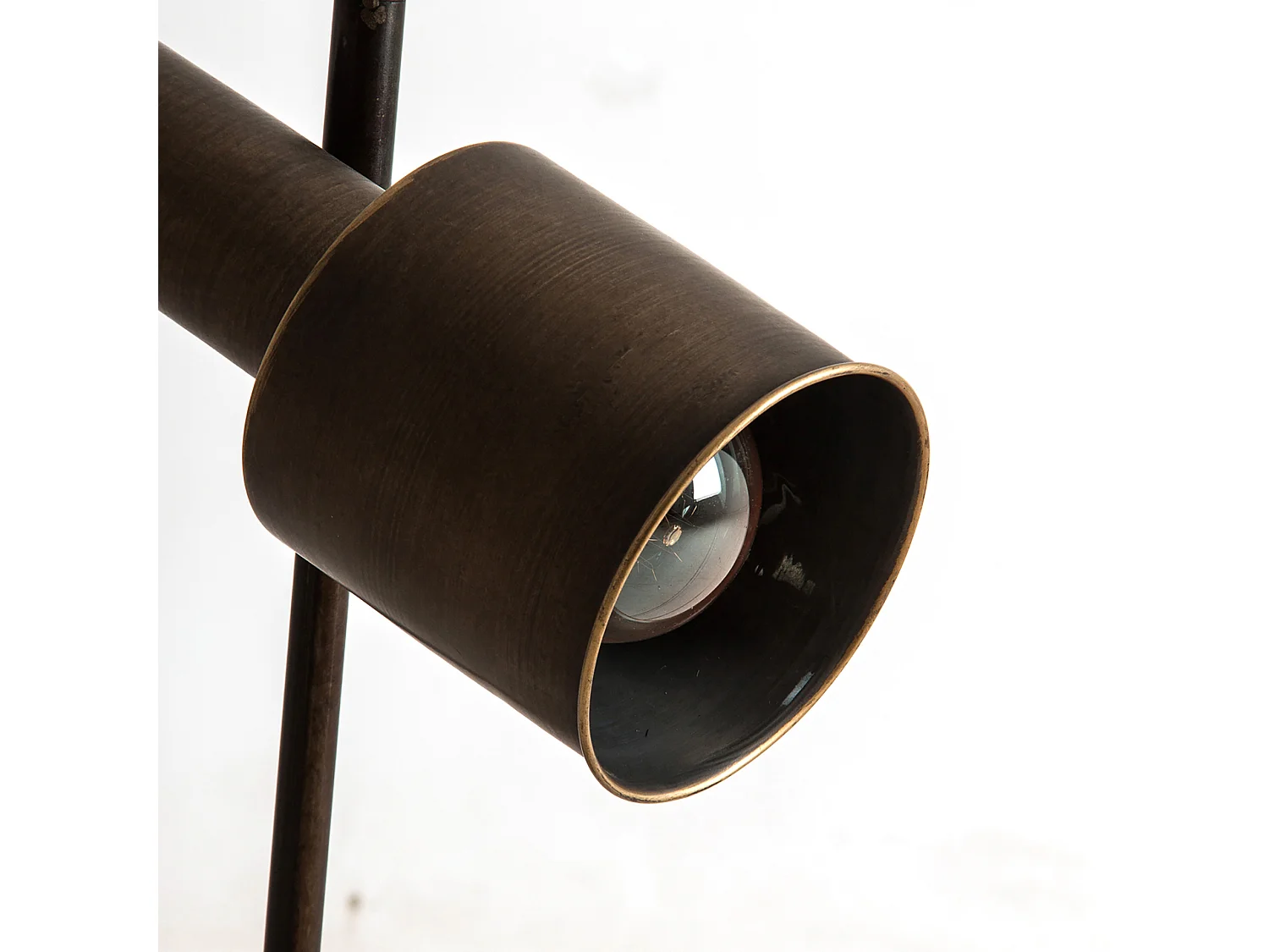 Lampe de salon en fer noir