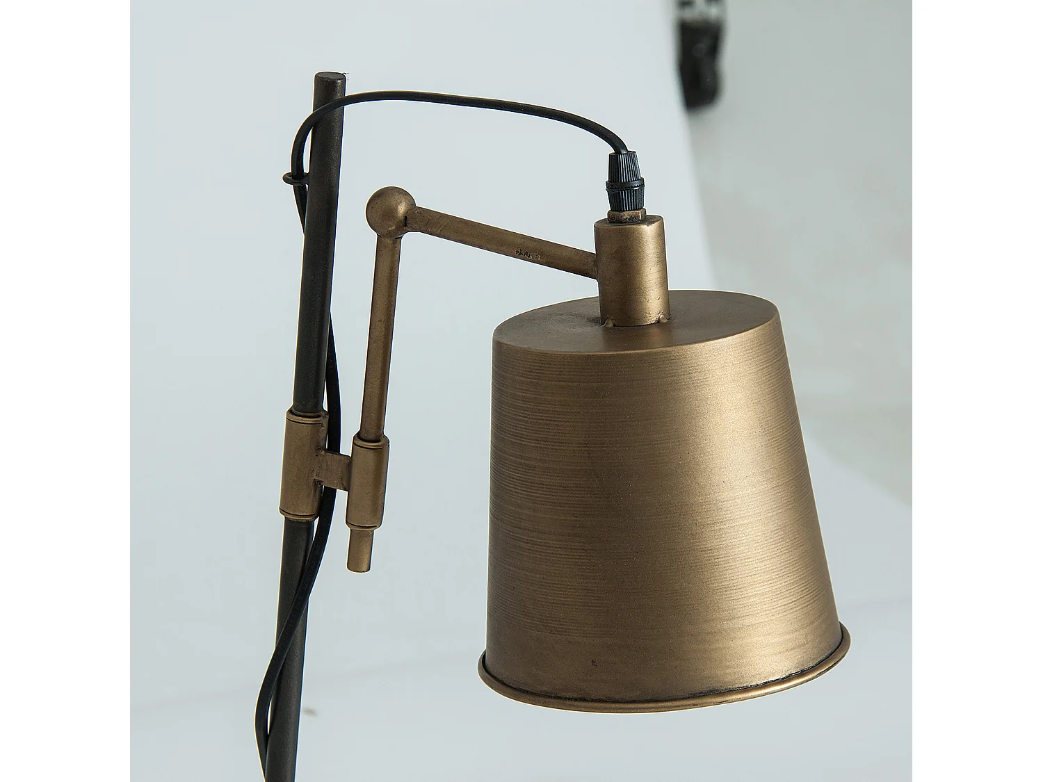 Lampe de salon en fer doré
