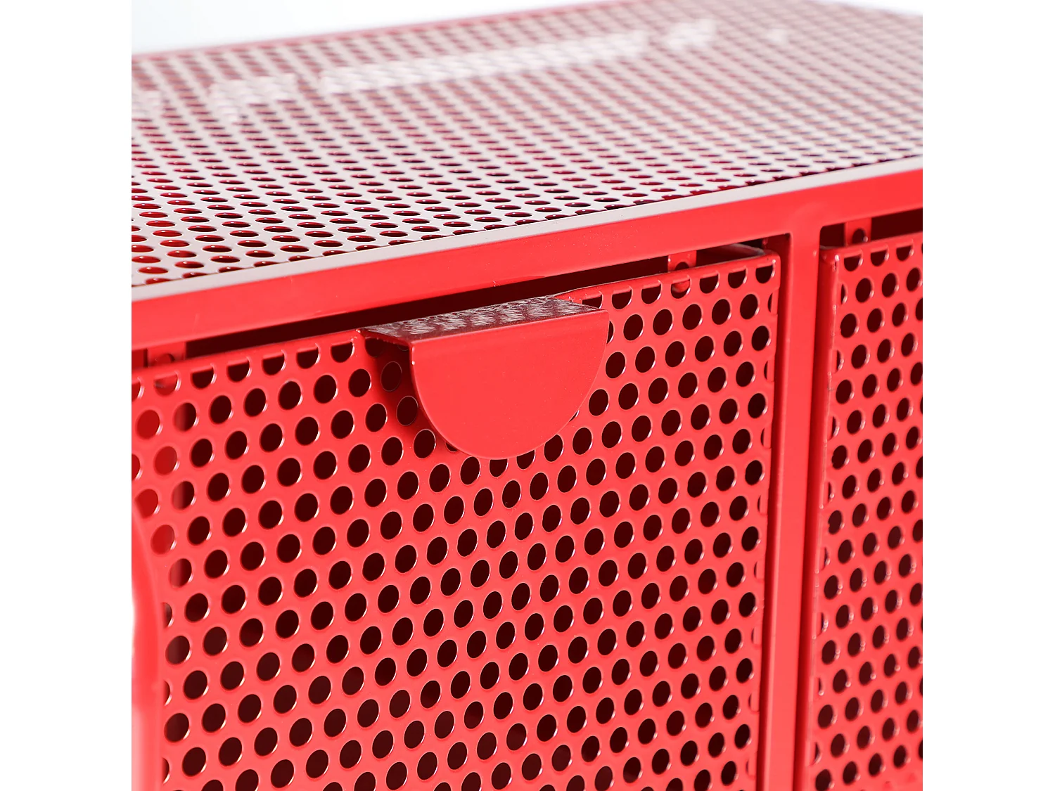 Mesita de noche de hierro en color rojo de 61x37x77cm