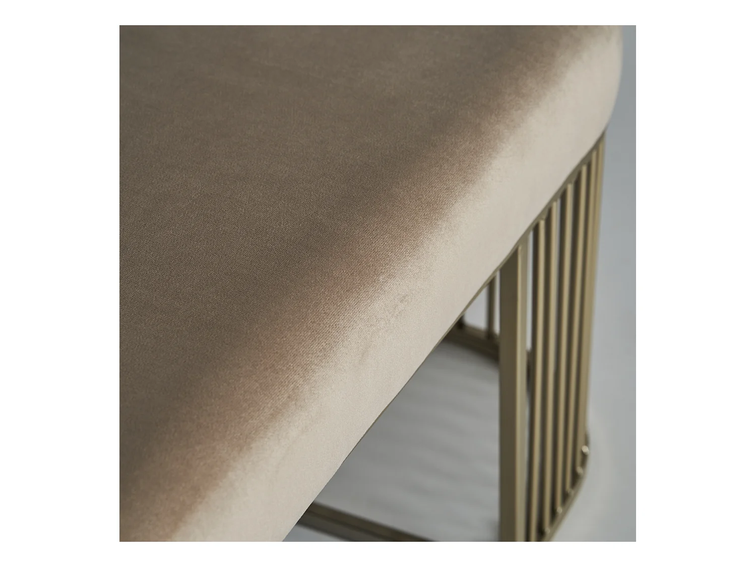 Pie de cama de terciopelo en color beige de 121x37x44cm