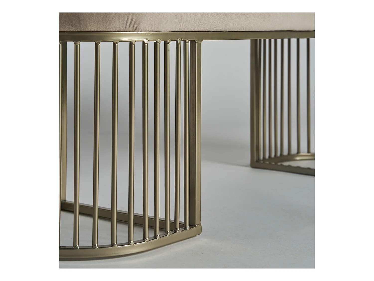 Pie de cama de terciopelo en color beige de 121x37x44cm