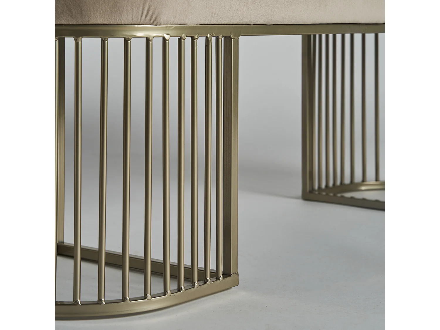 Pie de cama de terciopelo en color beige de 121x37x44cm