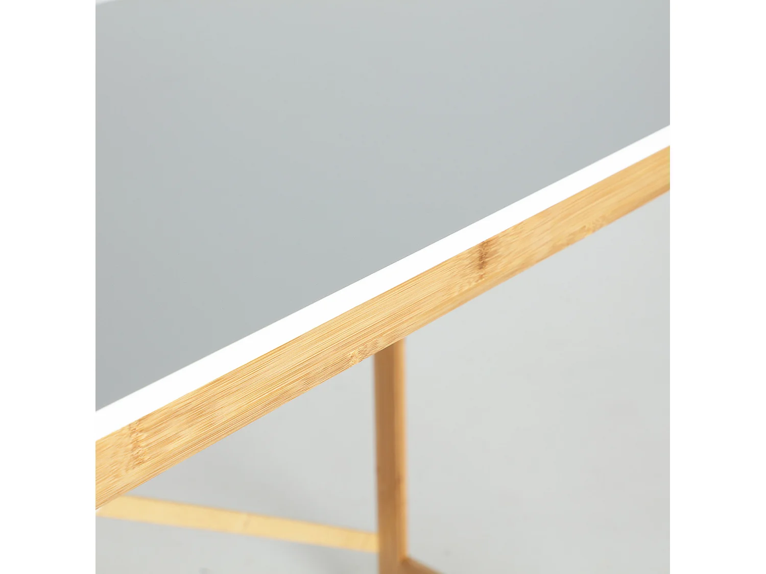 Escritorio de bambú en color blanco