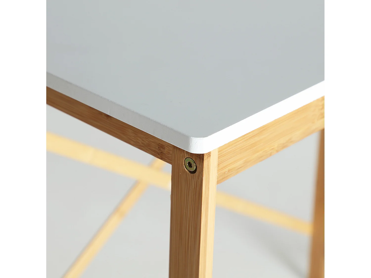 Escritorio de bambú en color blanco