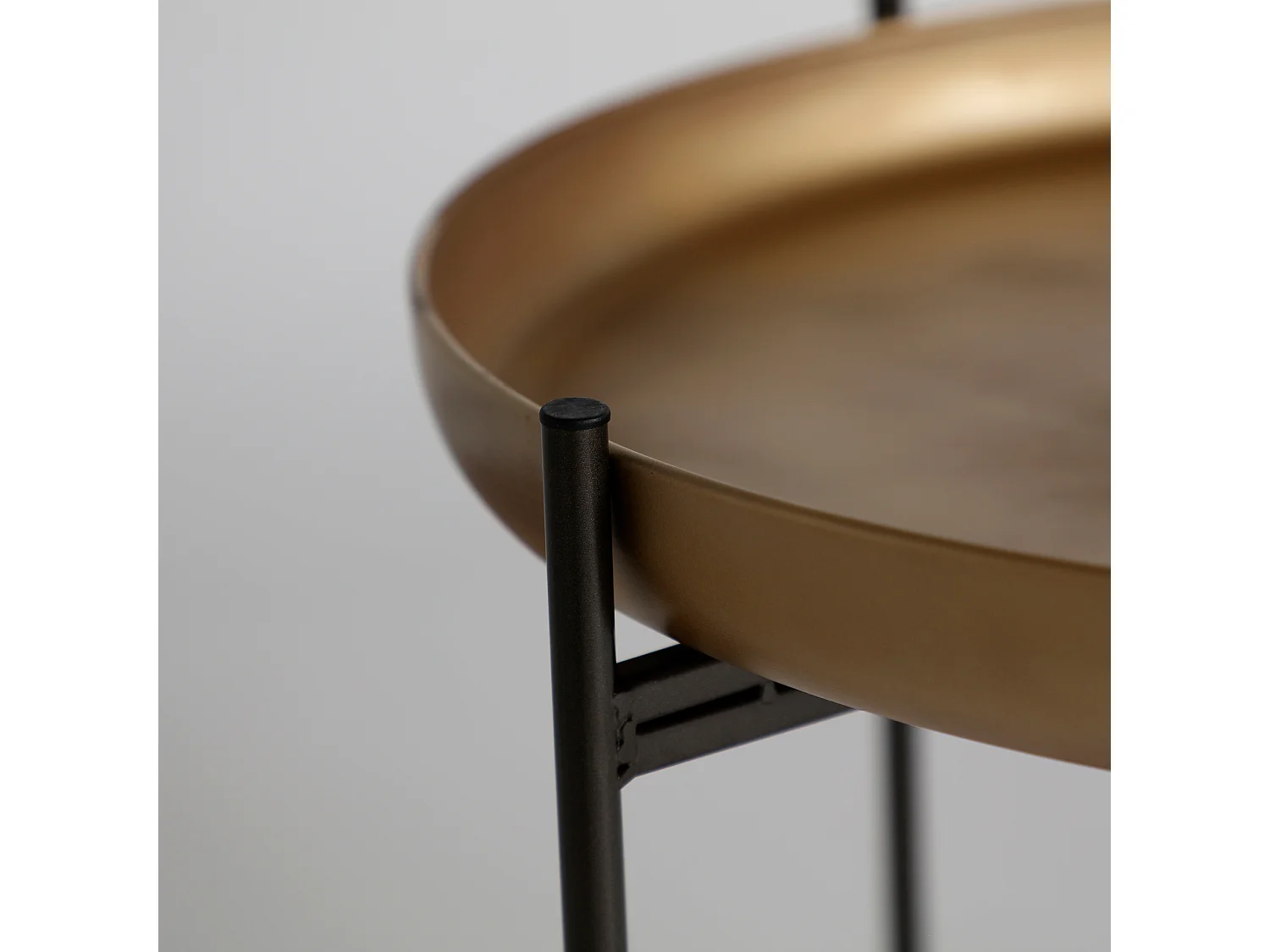 Mesa auxiliar de hierro en color negro