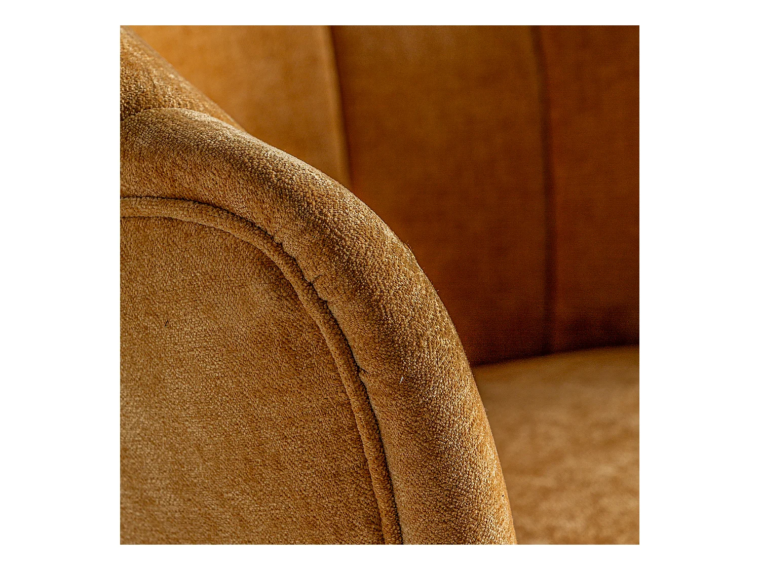 Sillón de poliéster en color ocre de 74x69x88cm