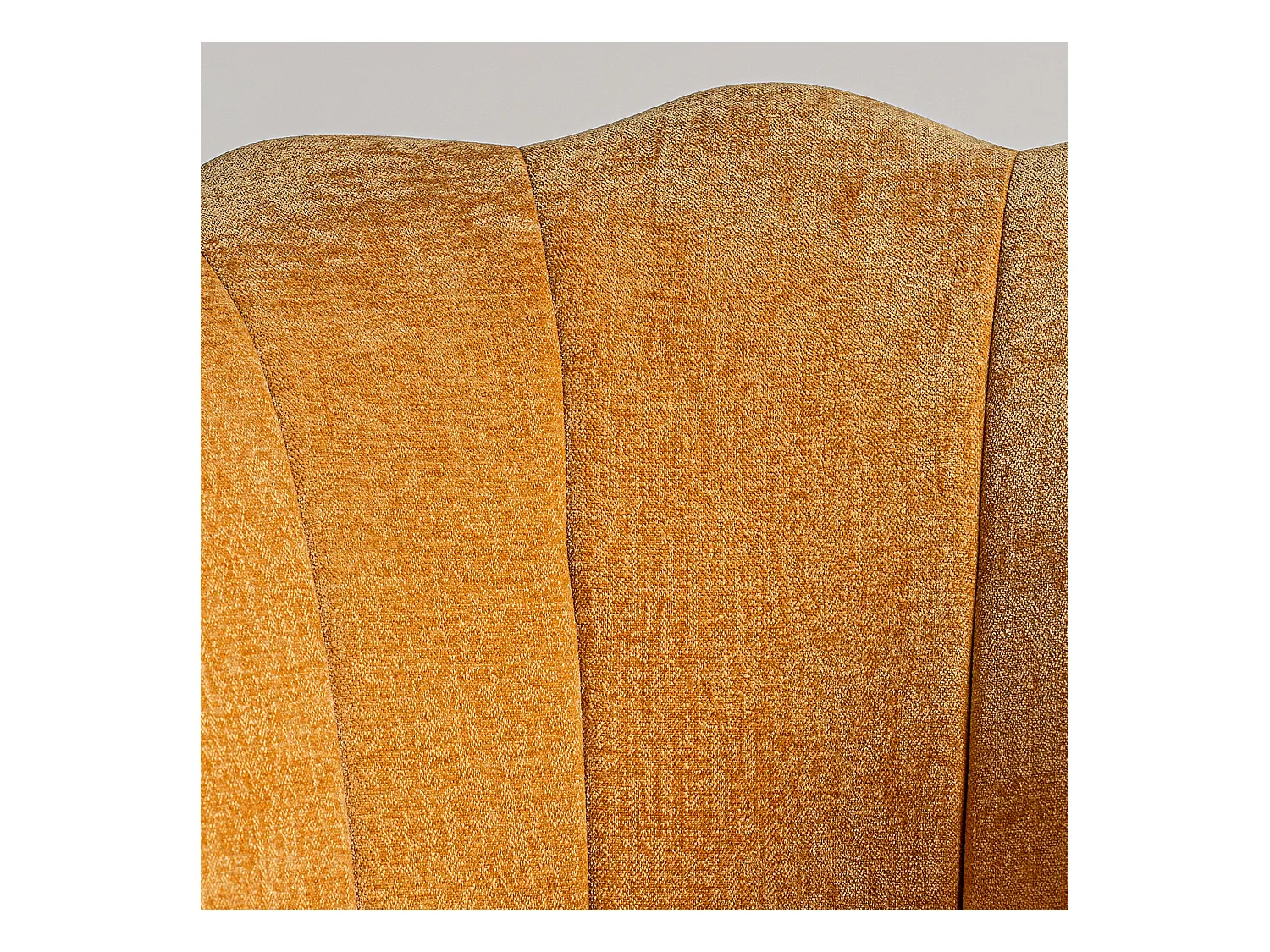 Sillón de poliéster en color ocre de 74x69x88cm