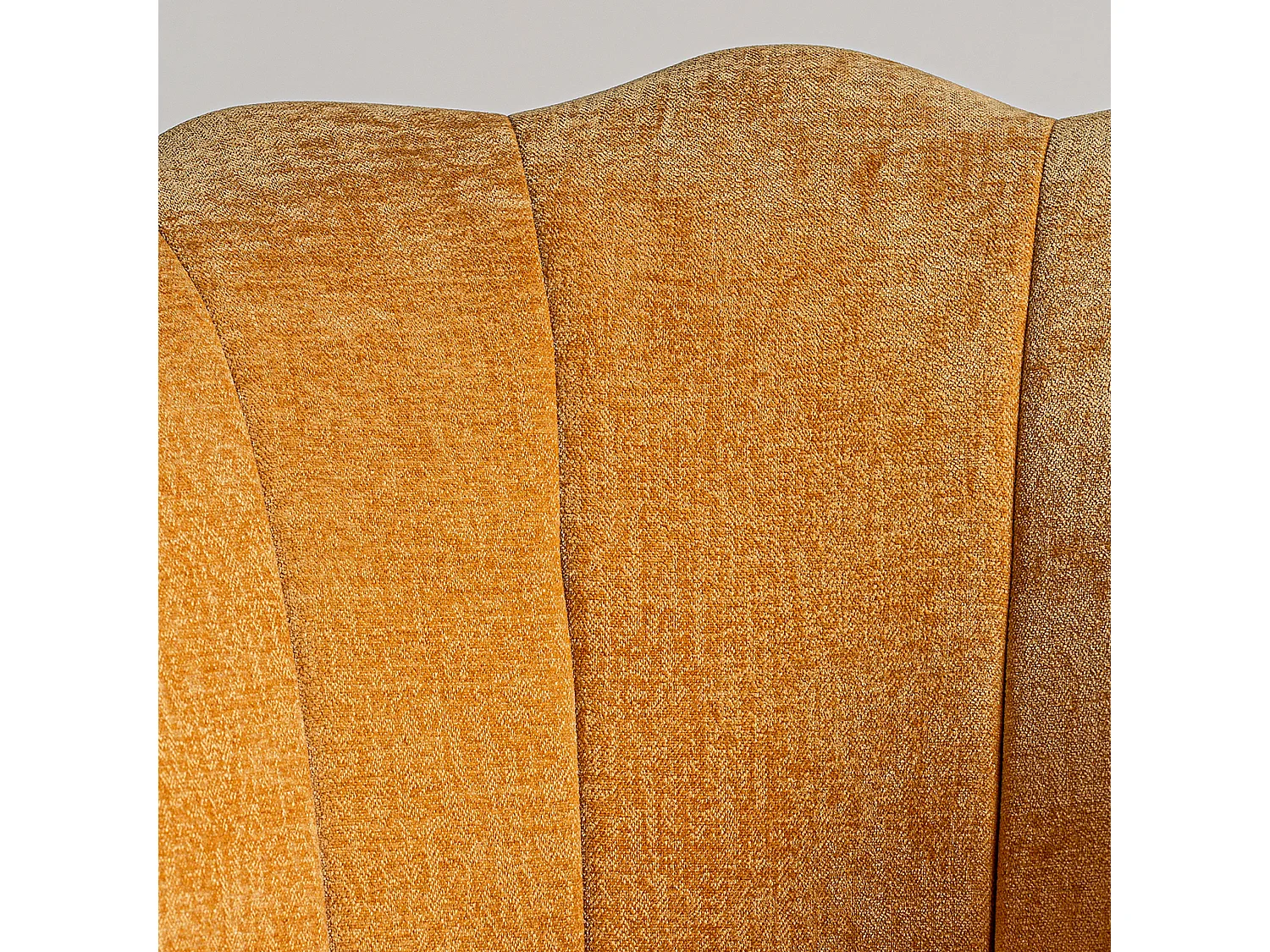 Sillón de poliéster en color ocre de 74x69x88cm