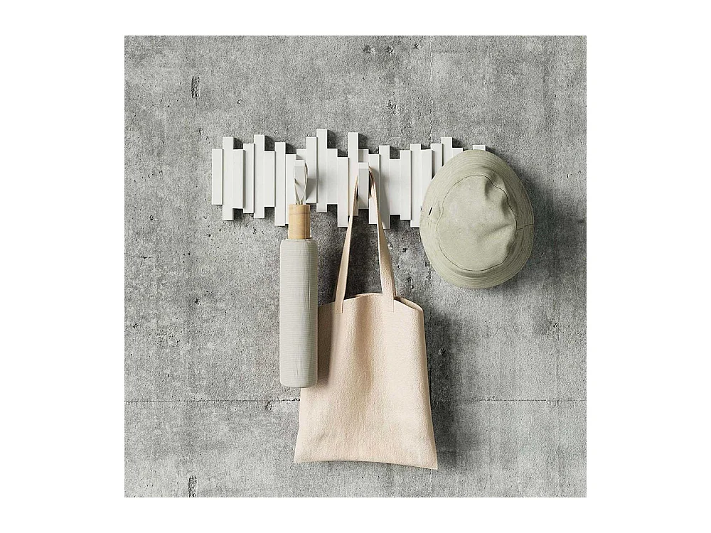 Perchero de diseño Sticks, montado en la pared