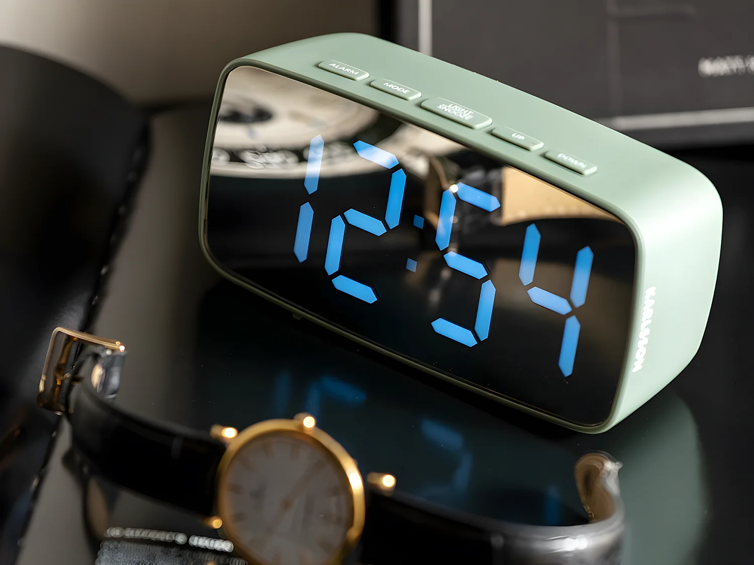 Despertador ovalado de plata en ABS