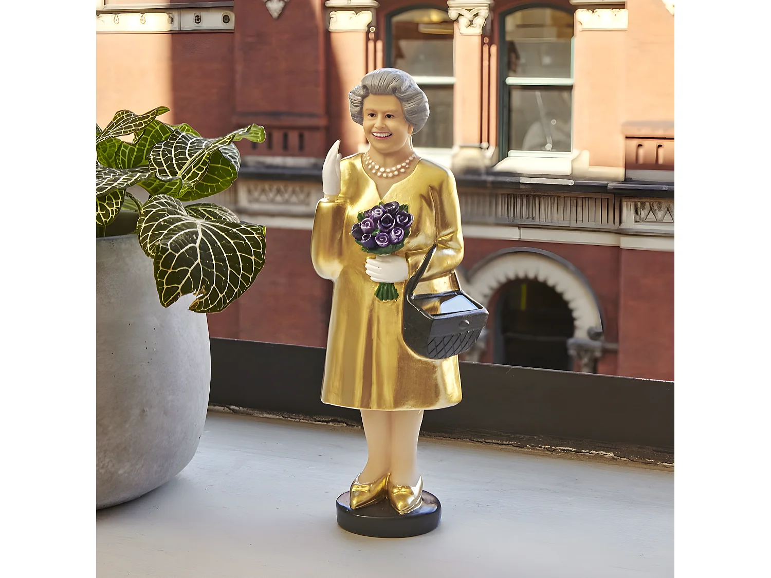 Estatuilla del sol de la reina de inglaterra