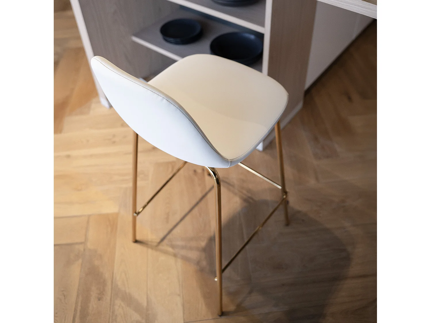 Lot de 2 chaises pour îlot central 65 cm en cuir synthétique blanc - Henrik