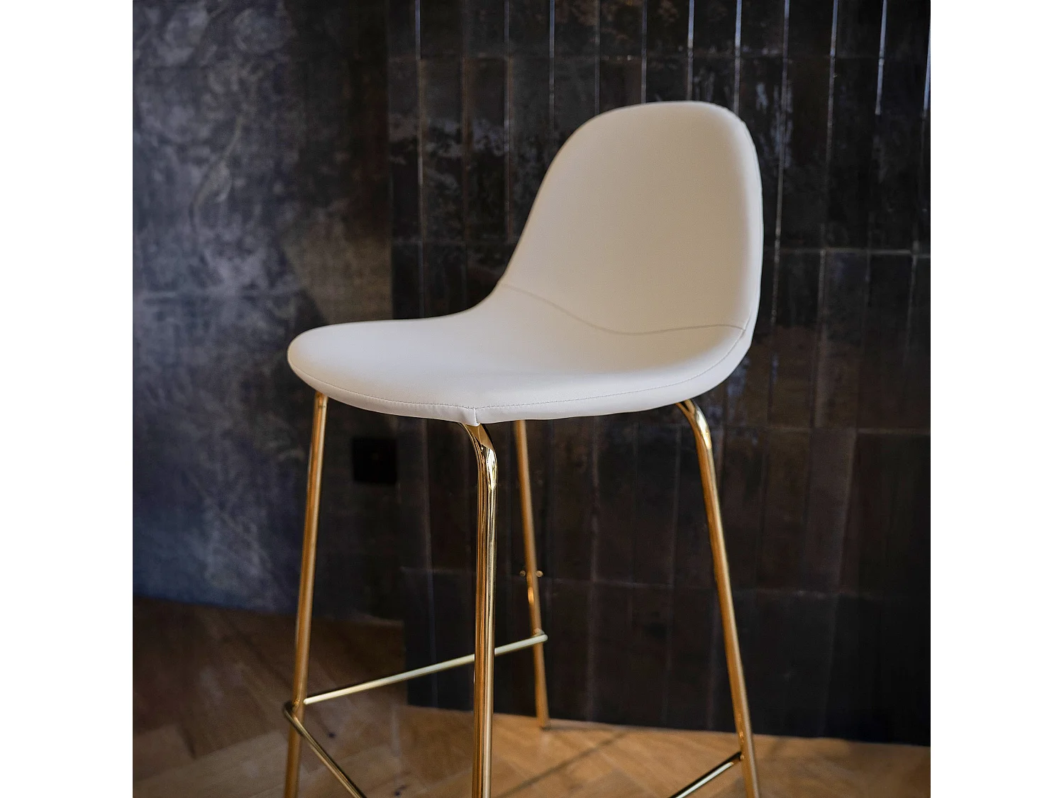 Lot de 2 chaises pour îlot central 65 cm en cuir synthétique blanc - Henrik