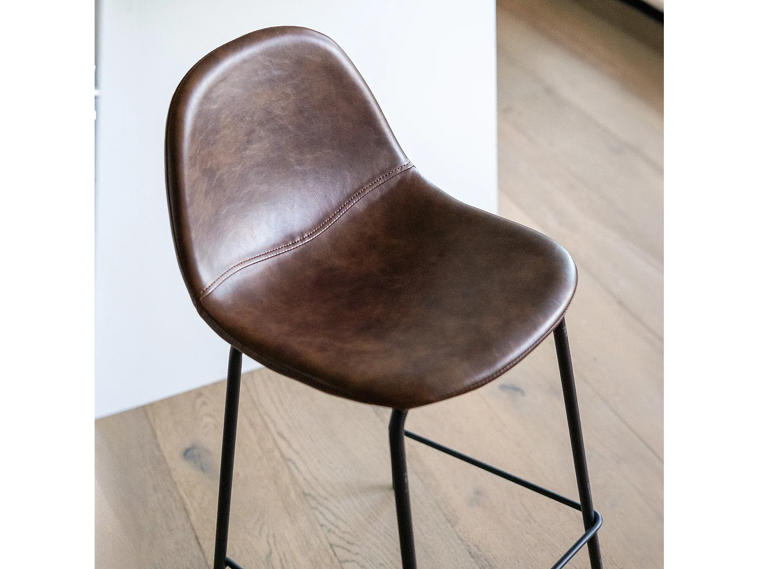Lot de 2 chaises pour îlot central 65 cm en cuir synthétique marron - Henrik