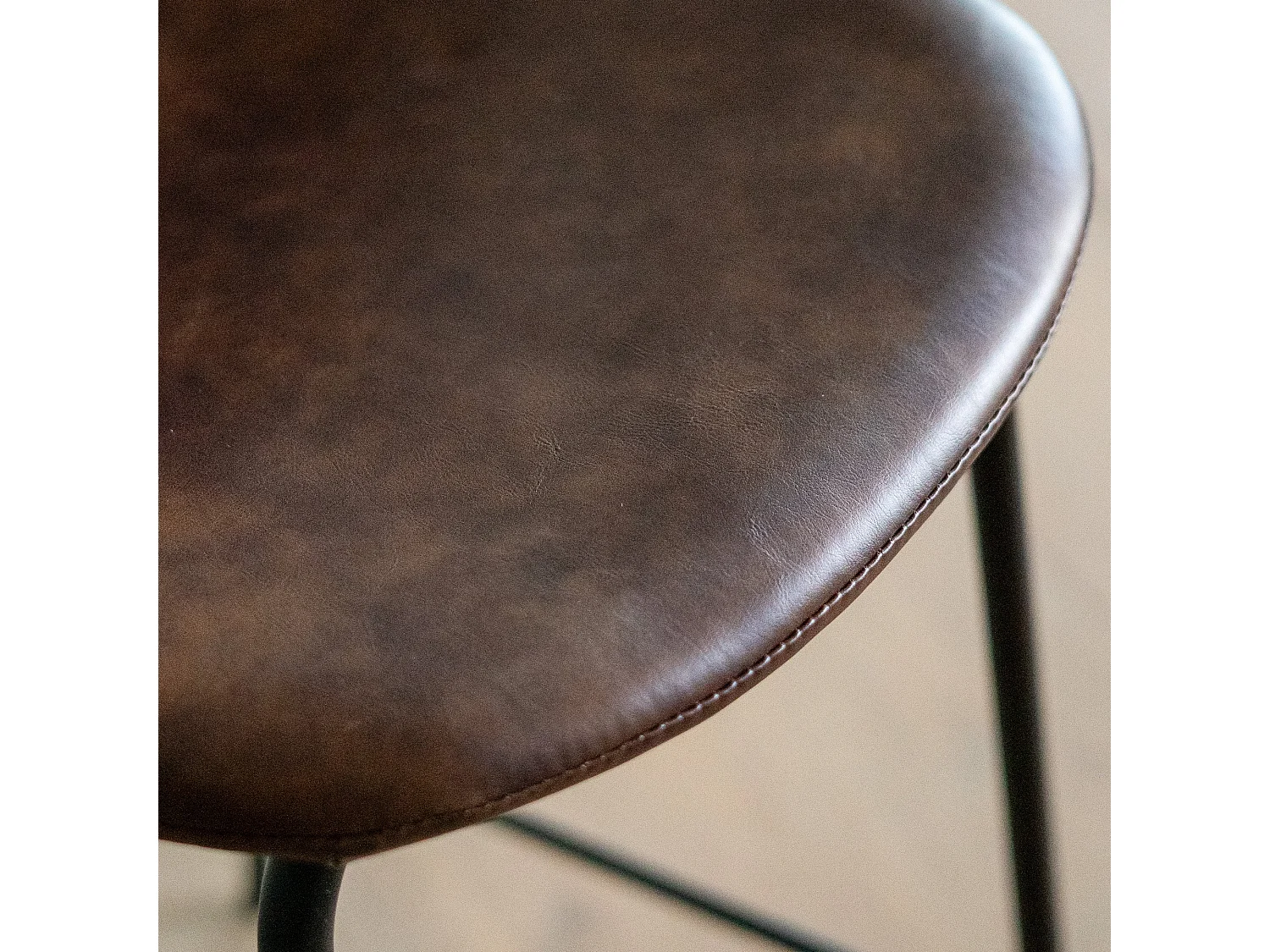 Lot de 2 chaises pour îlot central 65 cm en cuir synthétique marron - Henrik