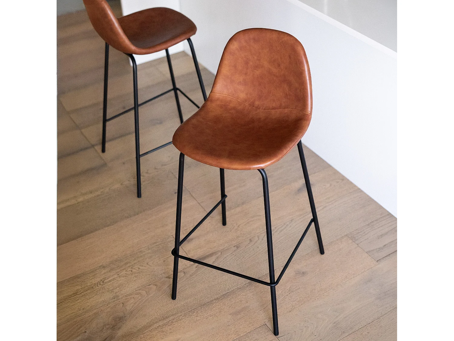 Lot de 2 chaises pour îlot central 65 cm en cuir synthétique camel - Henrik