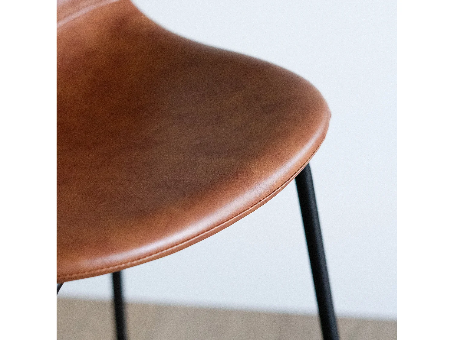 Lot de 2 chaises pour îlot central 65 cm en cuir synthétique camel - Henrik