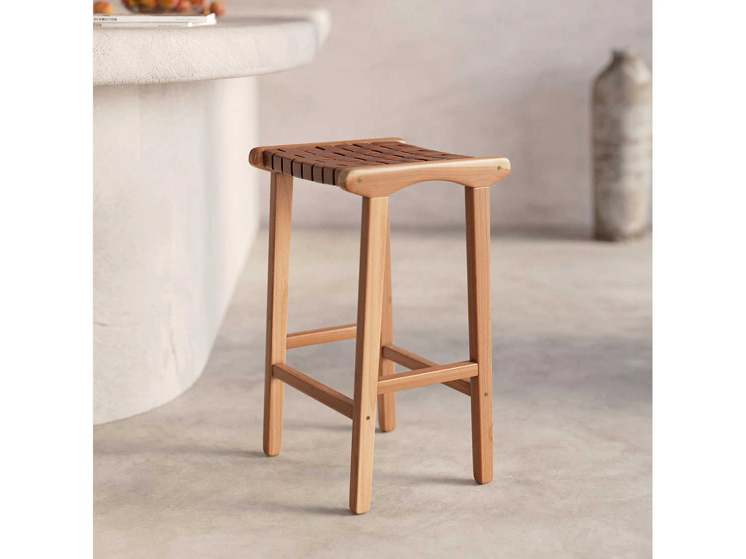 Tabouret pour îlot central 68 cm en teck et cuir tressé marron - Kuna