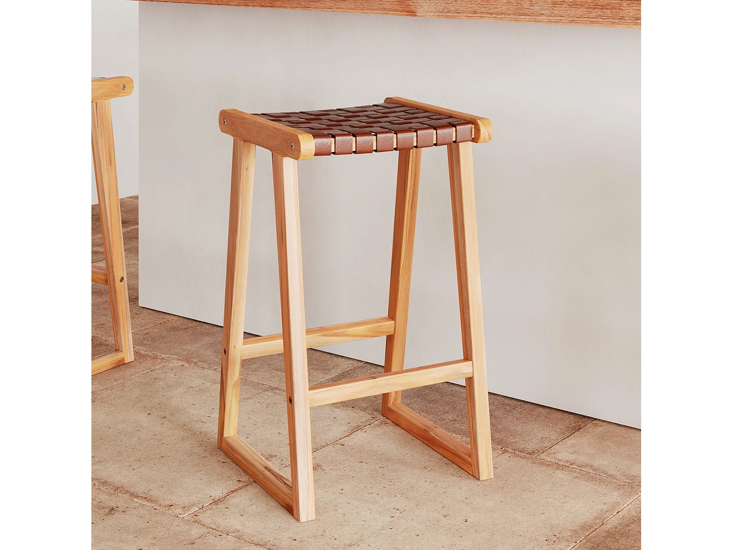 Tabouret pour îlot central 67 cm en teck et cuir tressé marron - Yuma