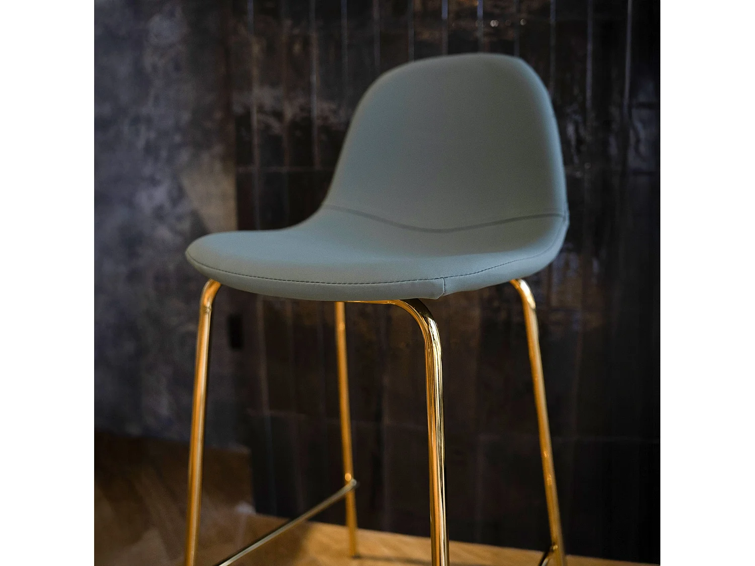 Lot de 2 chaises pour îlot central 65 cm en cuir synthétique vert - Henrik