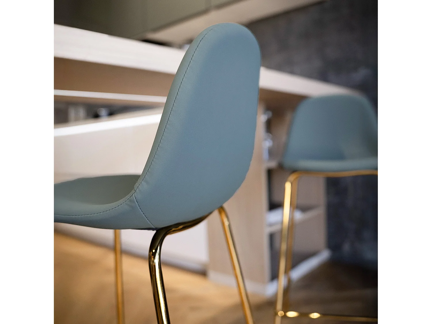 Lot de 2 chaises pour îlot central 65 cm en cuir synthétique vert - Henrik