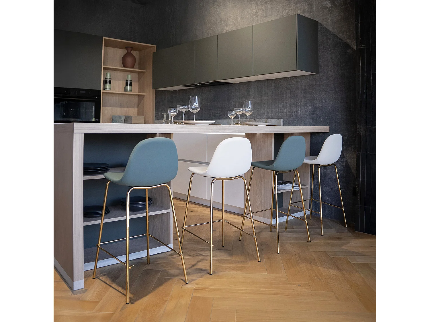 Lot de 2 chaises pour îlot central 65 cm en cuir synthétique vert - Henrik