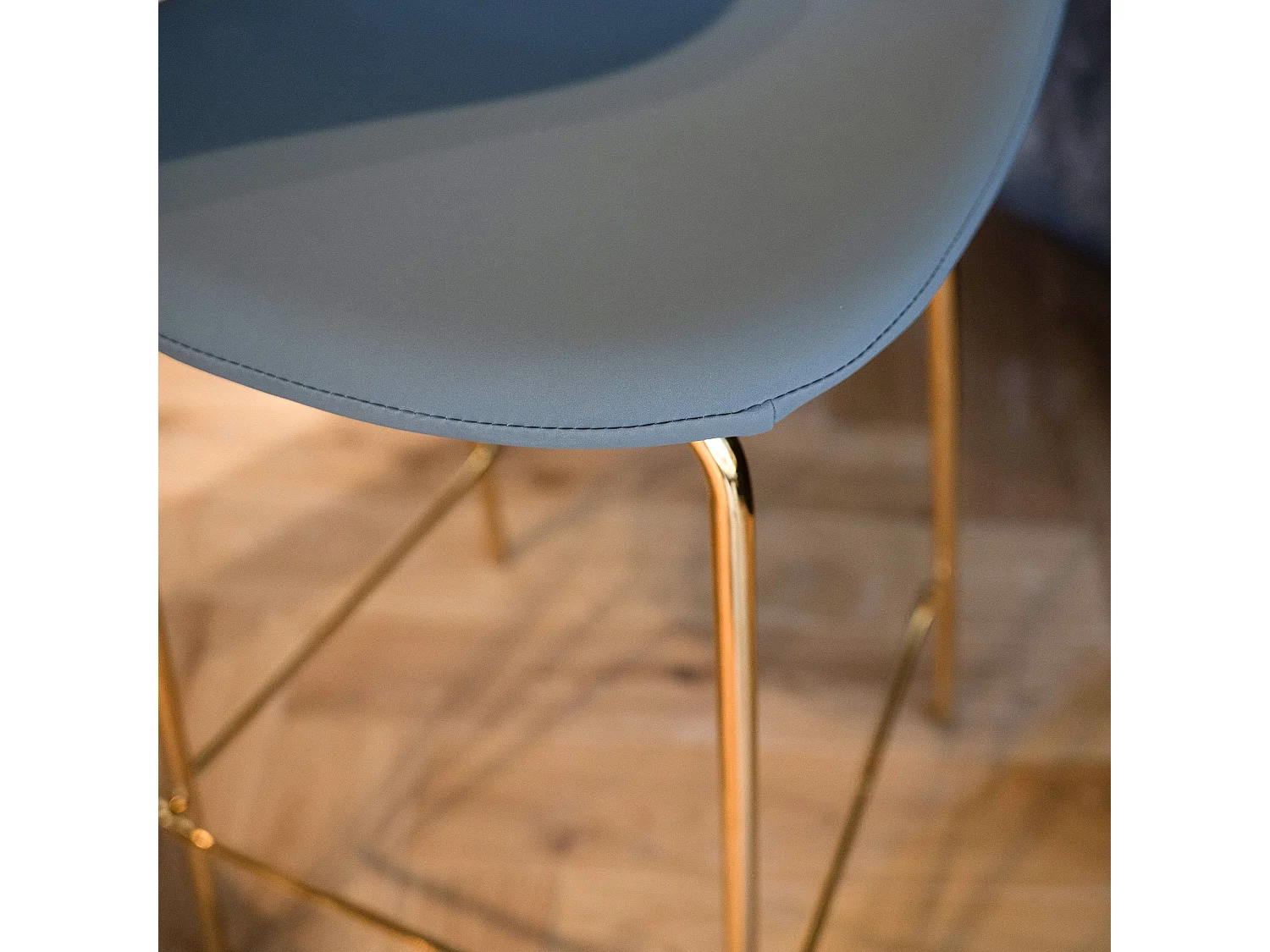 Lot de 2 chaises pour îlot central 65 cm en cuir synthétique vert - Henrik