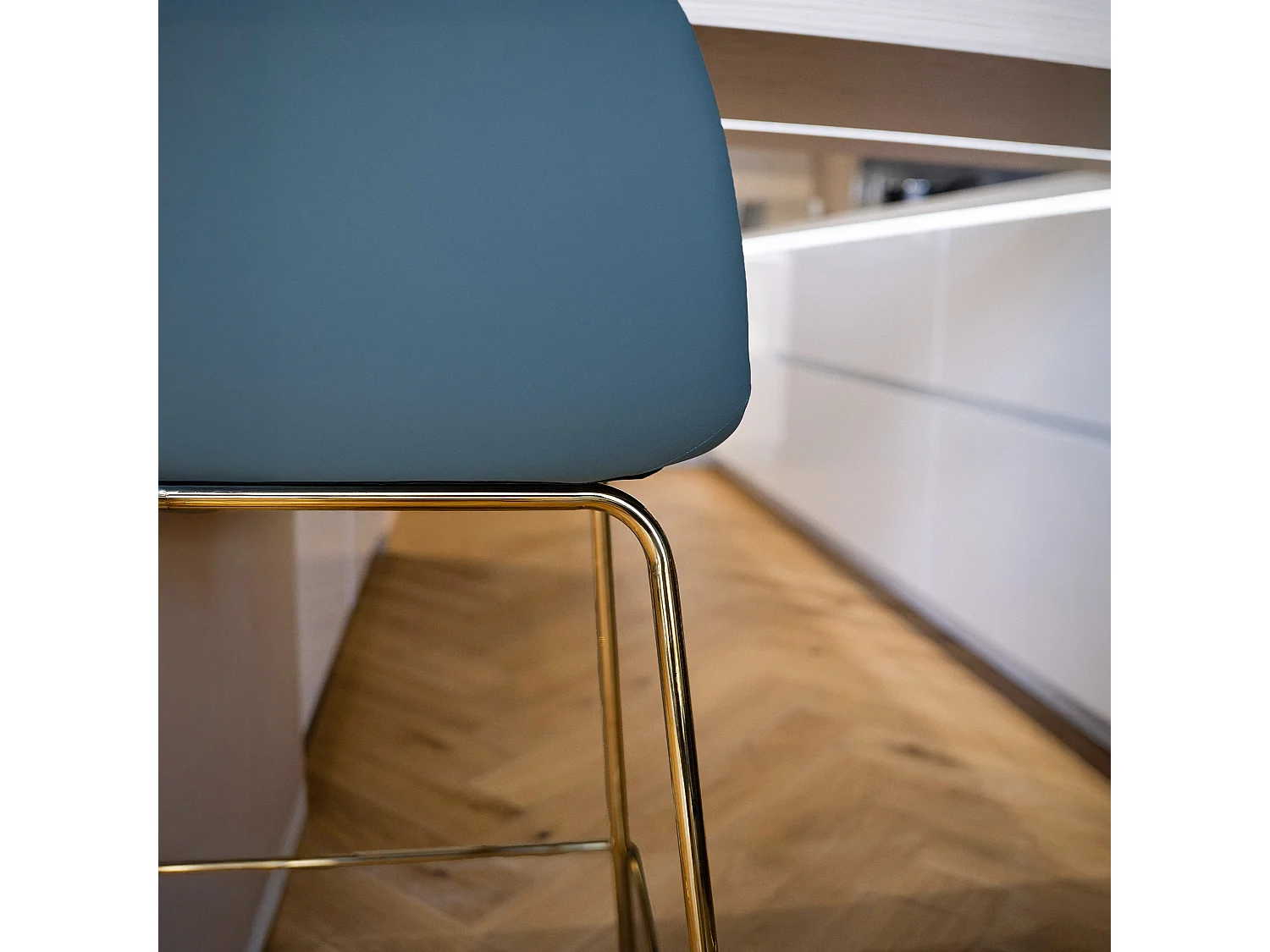 Lot de 2 chaises pour îlot central 65 cm en cuir synthétique vert - Henrik