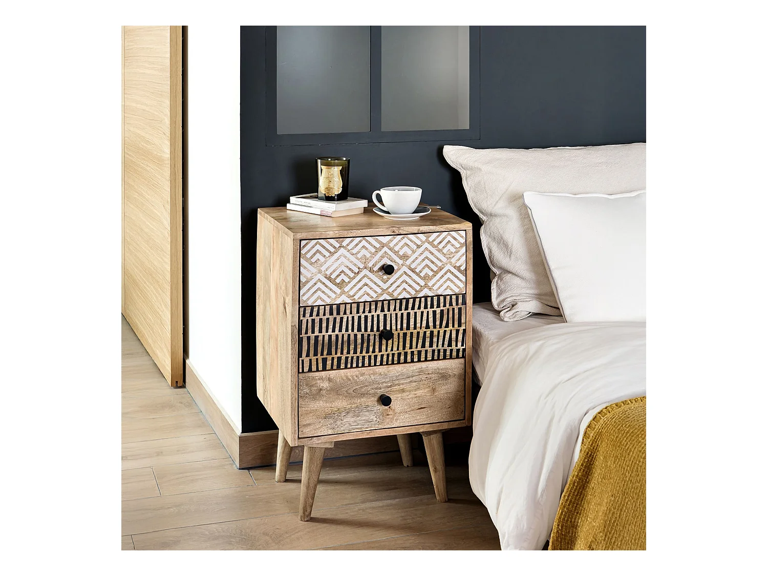 Mesita de noche de madera, 3 cajones con dibujo - Tali