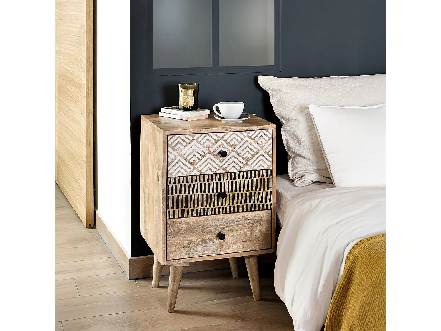 Table de chevet en bois, 3 tiroirs à motifs - Tali