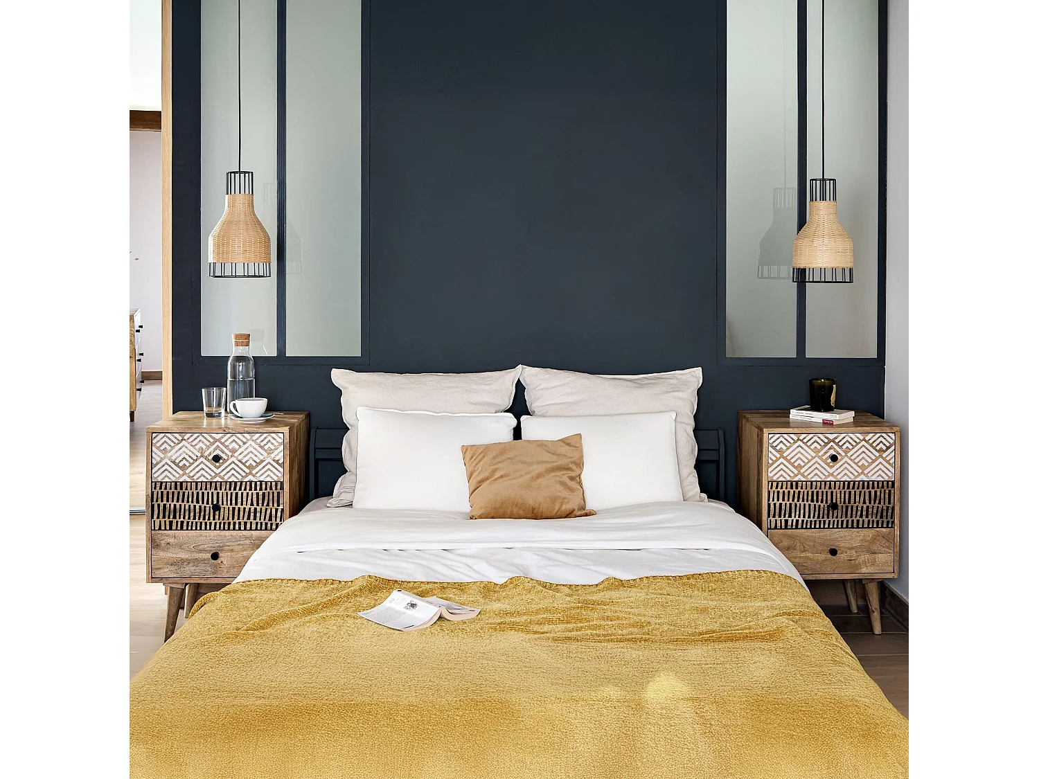 Table de chevet en bois, 3 tiroirs à motifs - Tali