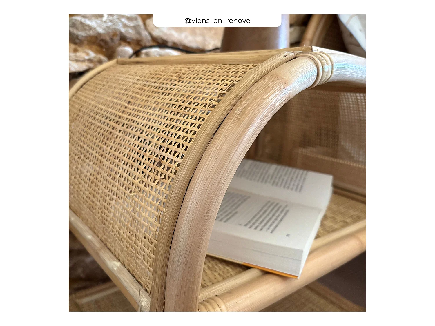 Mesilla de noche con estantes de ratán - Gaspy