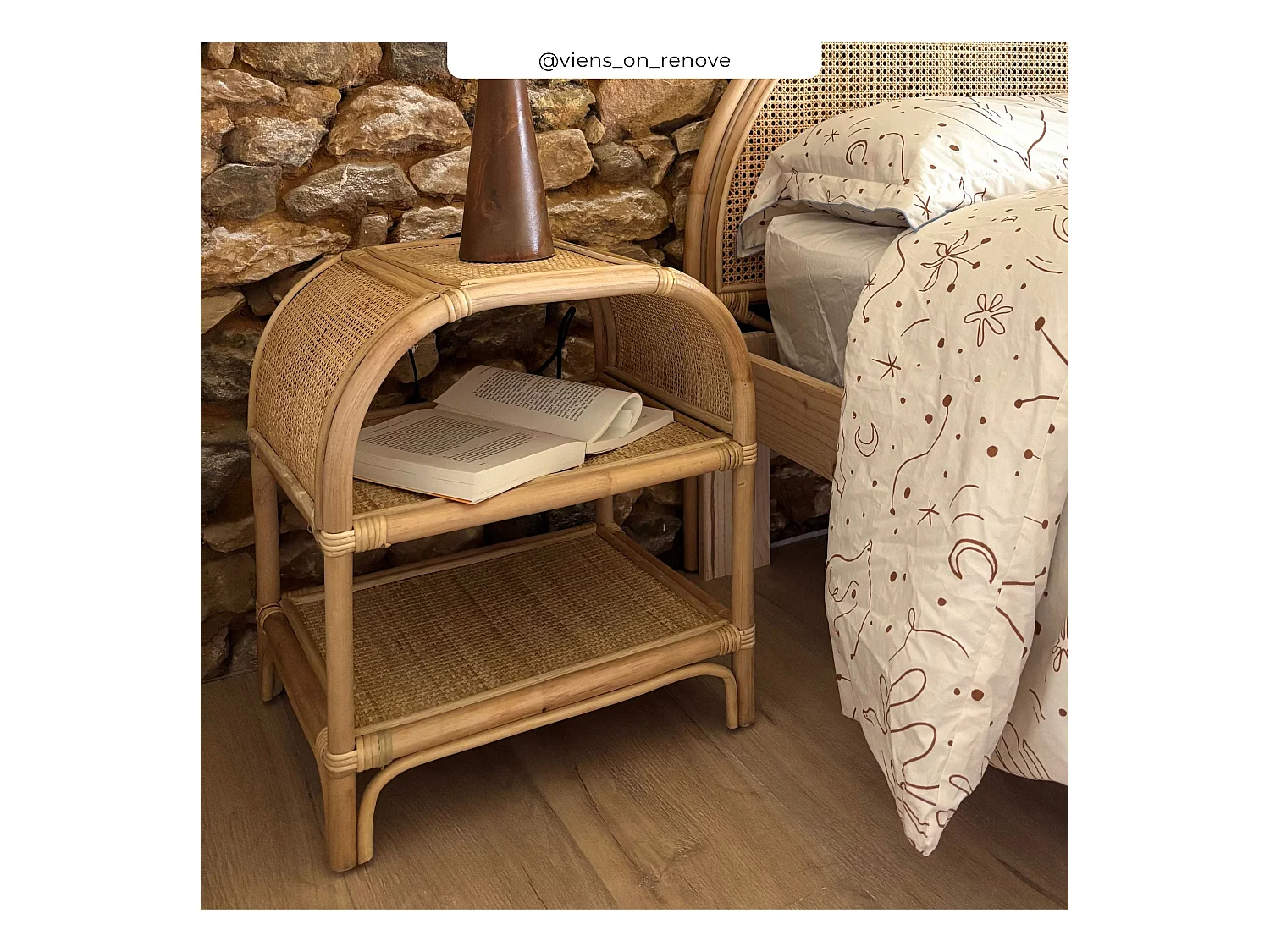 Mesilla de noche con estantes de ratán - Gaspy