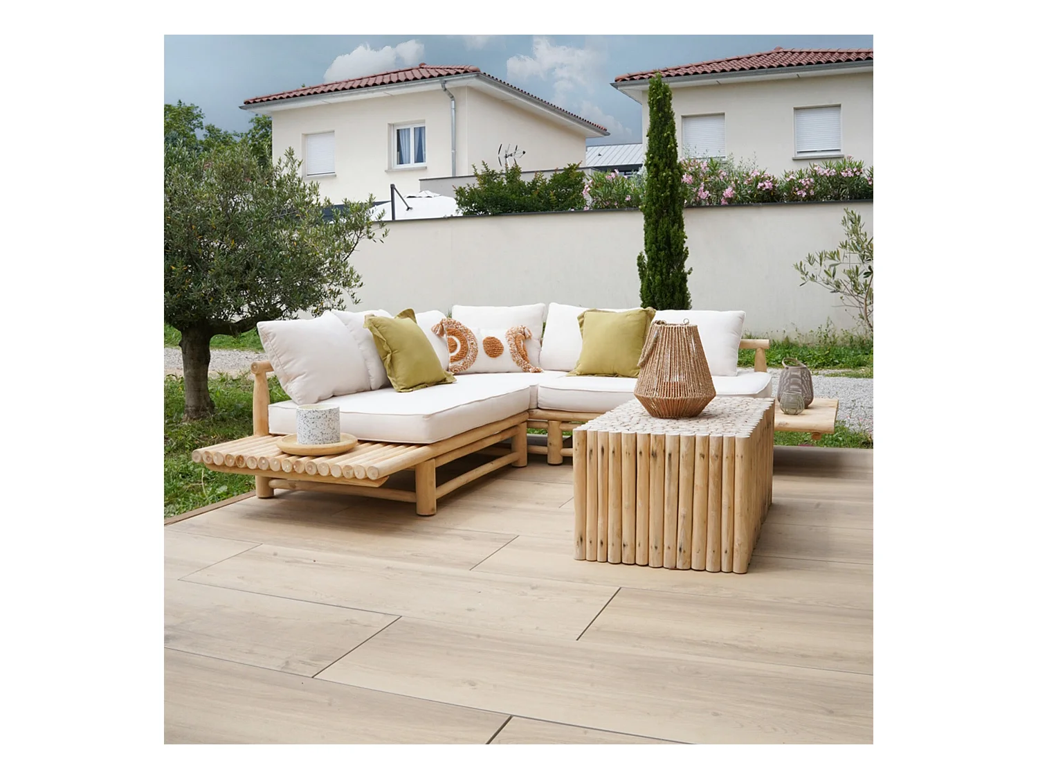 Sofá esquinero de jardín de 4 plazas en teca y cojines blancos - Sunny